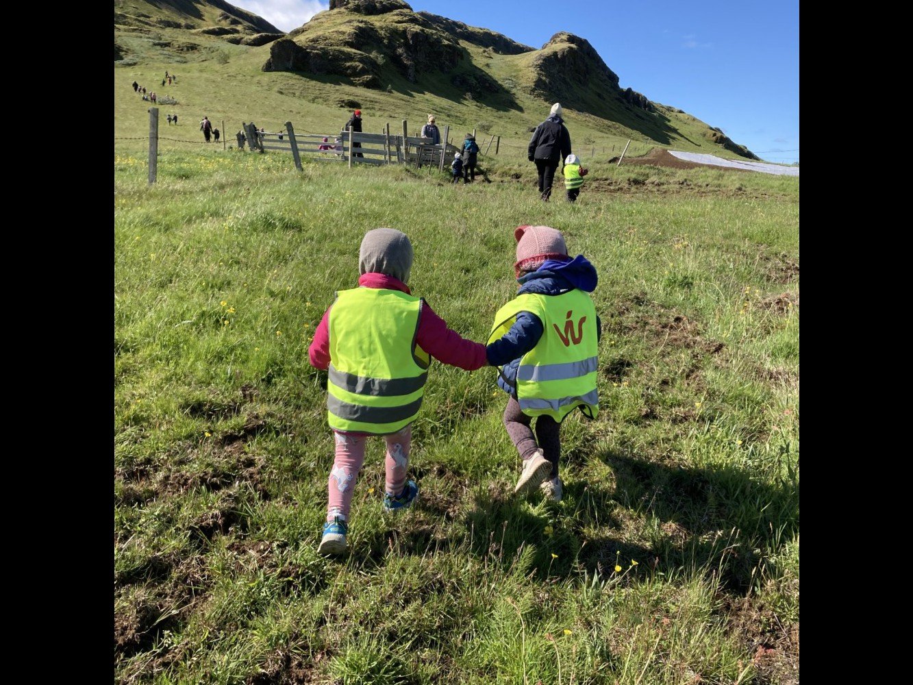 Myndin er tekin þegar börnin í leikskólanum gengu á Miðfell núna í vor. 