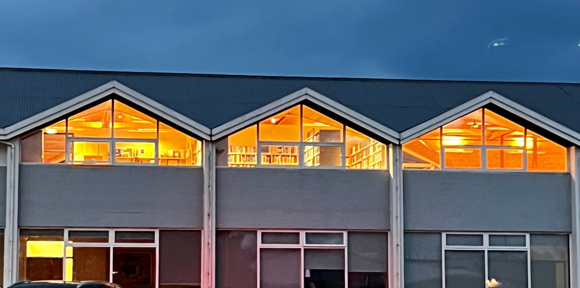 Áður var bókasafnið á efri hæðinni. Komið endilega og sjáið breytingarnar. 