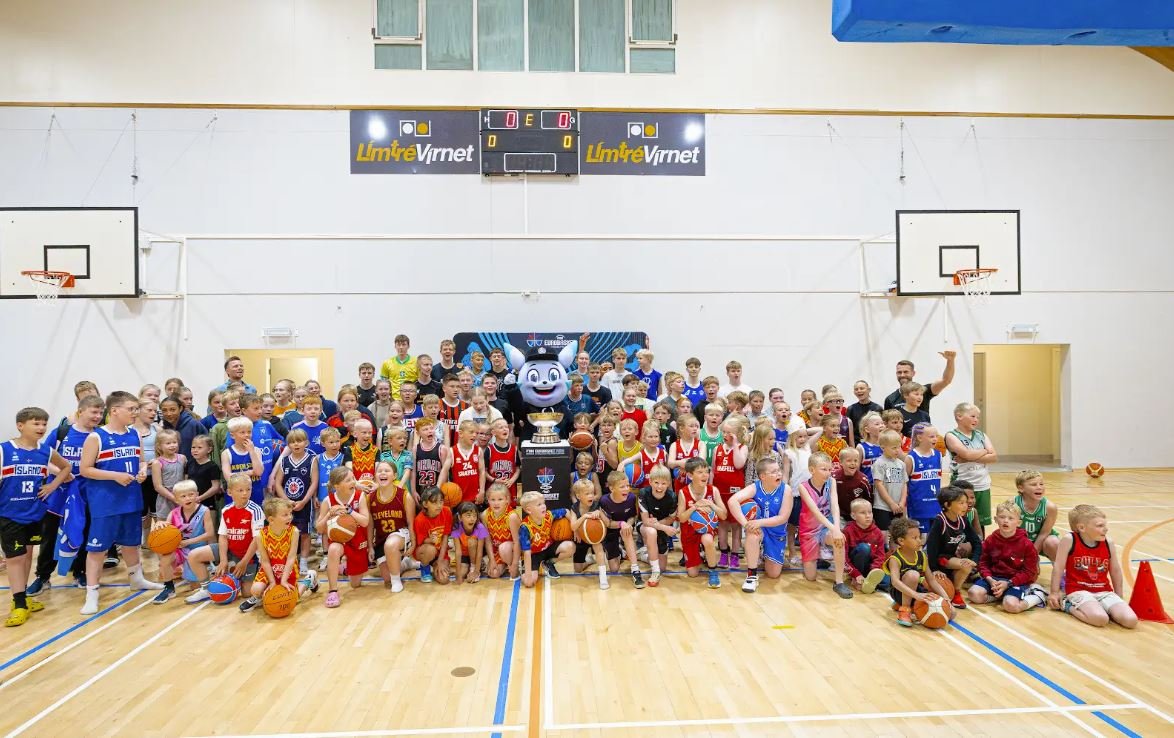 Þátttakendur með EUROBASKET bikarinn 