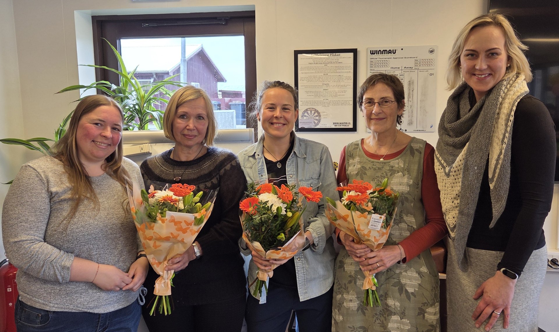 Þeim Eva Jodasová, Barbora Fialová, Birgitta María Braun og Agnieszka Karczmarczyk voru færðar þakkir frá byggðaþróunarfulltrúa Uppsveita Árnessýslu fyrir hönd sveitarfélagana í Uppsveitunum fyrir þá ástríðu og seiglu sem þær hafa sett í þetta glæsilega verkefni.
Frá vinstri: Agnieszka Karczmarczyk, Eva Jodasová, Barbora Fialová, Birgitta María Braun og Rakel Theodórsdóttir byggðaþróunarfulltrúi Uppsveita Árnessýslu
