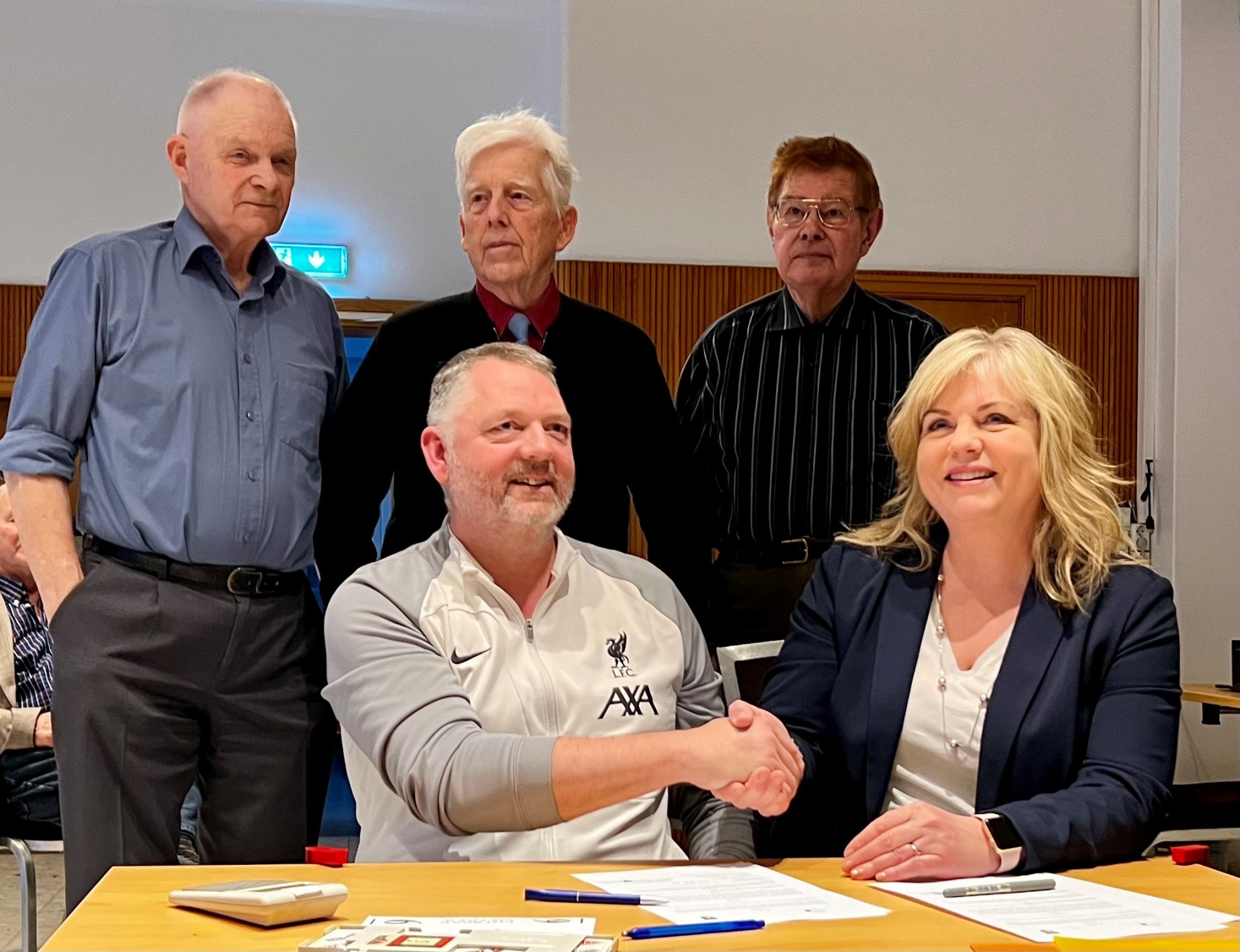 Valdimar Stefán Sævaldsson, formaður og Aldís Hafsteinsdóttir, sveitarstjóri,  skrifuðu undir samninginn.  Á myndinni eru einnig þrír stofnfélagar klúbbsins, þeir Guðmundur Böðvarsson, Karl Gunnlaugsson og Garðar Olgeirsson. 