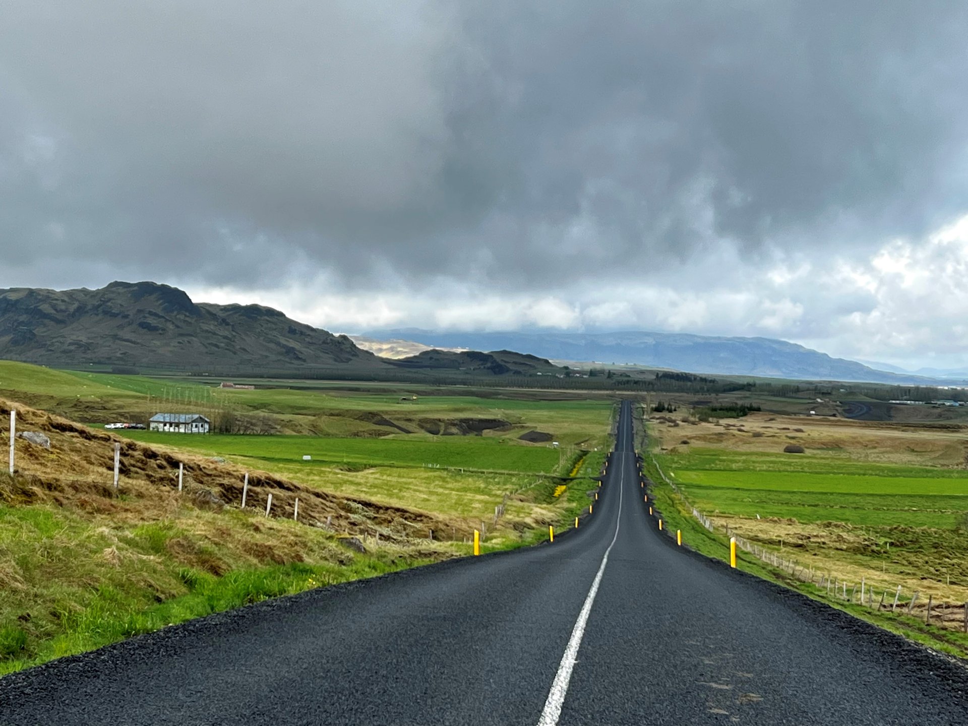 Nýverið var vegurinn að Hrunakirkju lagður slitlagi og hefur það verið til mikilla bóta. 